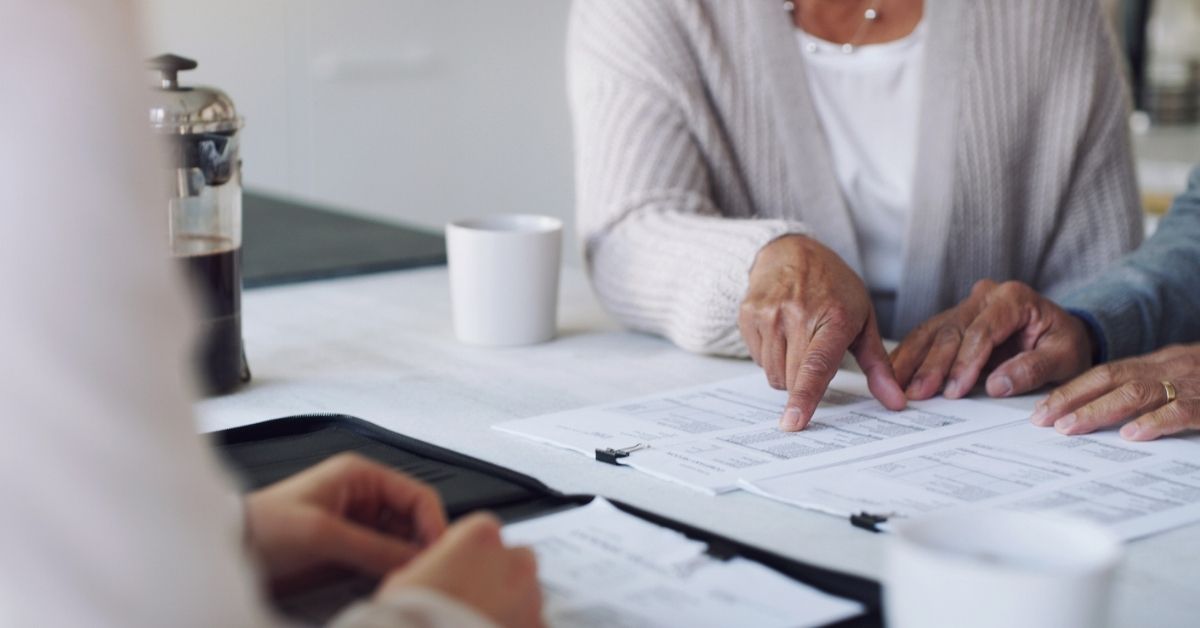 Divorcing couple discussing separation agreement through mediation